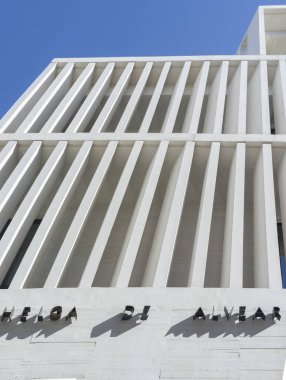 Caceres, İspanya - 23 Şubat 2021: Helga de Alvear Foundation Caceres Görsel Sanatlar Merkezi, Extremadura, İspanya. Camino Llano sokak binası