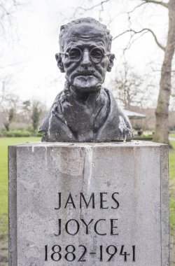 Dublin, İrlanda - 2 Şubat 2020: James Joyce baskını. Marjorie Fitzgibbon tarafından yapıldı. Aziz Stephen Green, Dublin, İrlanda