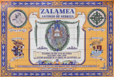 Zalamea, Badajoz, İspanya 'da yaşayan ilk İspanyol dilbilimci Antonio de Nebrija' ya saygılarını sunan süslü fayanslar.