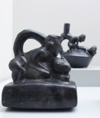 Madrid, İspanya - 11 Temmuz 2020: Chimu gemisi cinsel bir sahne tasvir ediyor. Heteroseksüel ilişki. 1100 AC. Amerika Müzesi, Madrid, İspanya