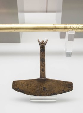 Madrid, İspanya - 11 Haziran 2020: Lama başlıklı seremoni bıçağı veya Tumi. İnka Kültürü. Geç Dönem, 1400 AC. Amerika Müzesi, Madrid, İspanya