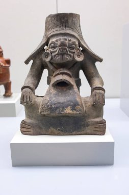 Madrid, İspanya - 11 Temmuz 2020 Cocijo, Güney Meksika 'daki Kolomb öncesi Zapotec medeniyetinin şimşek tanrısı. Amerika Müzesi, Madrid, İspanya