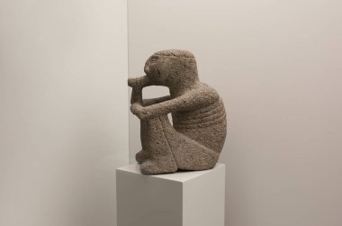 Madrid, İspanya - 11 Haziran 2020: Şaman şifa seremonisinde tütün içiyor. Oyma taş. Altıncı ders. Vertiente. M.Ö. 1500. Kosta Rika. Amerika Müzesi, Madrid, İspanya