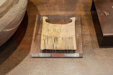 Lizbon, Portekiz - 1 Mart 2020: Tell Abraq 'ın Fildişi Tarağı. M.Ö. 2300. Ulusal Arkeoloji Müzesi, Lizbon, Portekiz