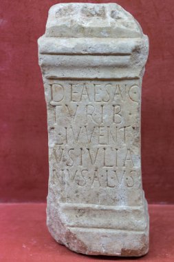 Merida, İspanya - 20 Aralık 2017: sunak Deus Invictus Mithras 'a ithaf edilmiştir. MNAR Merida, İspanya