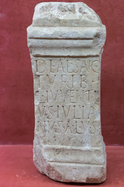 Merida, İspanya - 20 Aralık 2017: sunak Deus Invictus Mithras 'a ithaf edilmiştir. MNAR Merida, İspanya