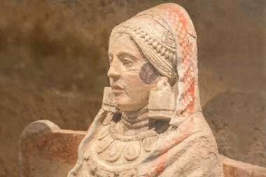 Madrid, İspanya - 6 Mart 2021: Lady of Baza, yan görüş. İber sanatının en önemli eserlerinden biri. Cenaze vazosu görevi gören heykel.
