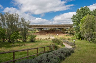 Cancho Roano arkeoloji sahasına yakın ziyaretçiler. Zalamea de la Serena, Badajoz, Extremadura, İspanya