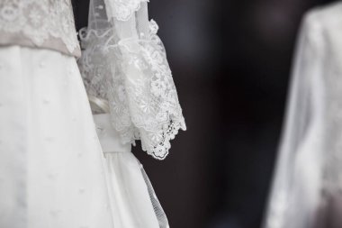 Kızlar için ilk Komünyon elbisesi. Seçici odak