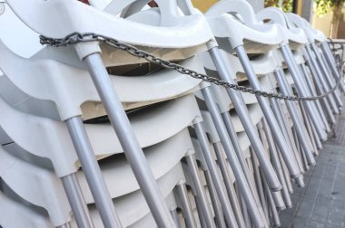 Haplı ve zincirli teras bar sandalyeleri. Yurt konseptinde Covid-19 Krizi