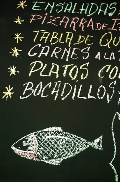 カラフルな図面で食べ物を提供するレストランメニューボード スペイン語のテキスト — ストック写真