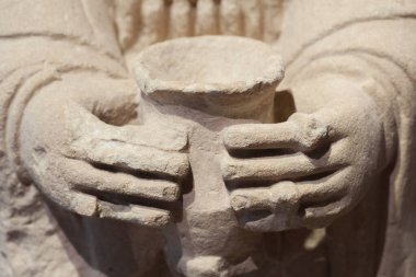 Madrid, İspanya - 6 Mart 2021: Büyük Leydi sunucu elleri yakın çekim. İber sanatının ana eseri. Kireçtaşı. MAN, Madrid