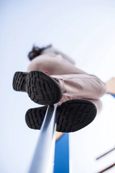 Mädchen Rutscht Von Feuerwehrmast Des Spielplatzes Ansicht Mit Geringem Winkel — Stockfoto