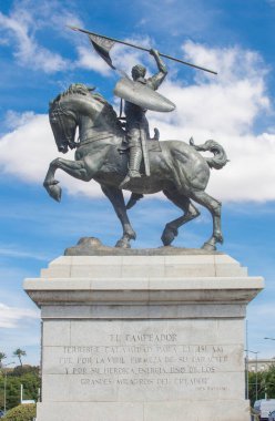 Sevilla, İspanya - 27 Eylül 2020 El Cid Campeador Binicilik Heykeli. Anna Hyatt Huntington tarafından 1927 'de yapıldı.
