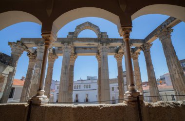 Merida, İspanya - 17 Nisan 2021: Diana Tapınağı Tercümanlık Merkezi üst katındaki Merida, Extremadura, İspanya 'da görüldü. İspanya 'daki en iyi korunmuş Roma tapınağı 