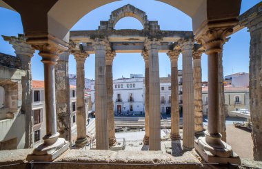 Merida, İspanya - 17 Nisan 2021: Diana Tapınağı Tercümanlık Merkezi üst katındaki Merida, Extremadura, İspanya 'da görüldü. İspanya 'daki en iyi korunmuş Roma tapınağı 