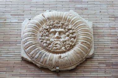 Merida, İspanya - 20 Aralık 2017: Emerita Roma İl Forumu 'ndan Jupiter Ammon Clypeus madalyonu. MNAR Merida, İspanya