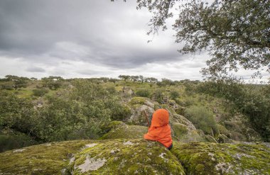 Çocuk çocuk Cornalvo Doğal Parkı 'nın görkemli granitik manzarasını gözlemliyor, Extremadura, İspanya