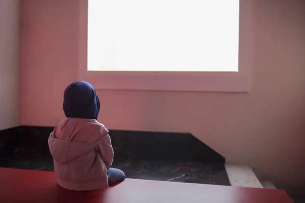 Çocuk Boş Ekranı Izliyor Ekran Eğlence Izolasyonu Kavramı — Stok fotoğraf