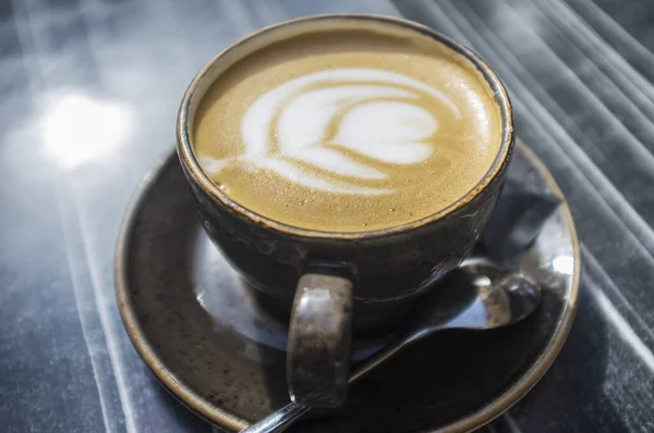 Copa Café Recién Hecho Con Diseño Flores Espuma Mesa Madera —  Fotos de Stock