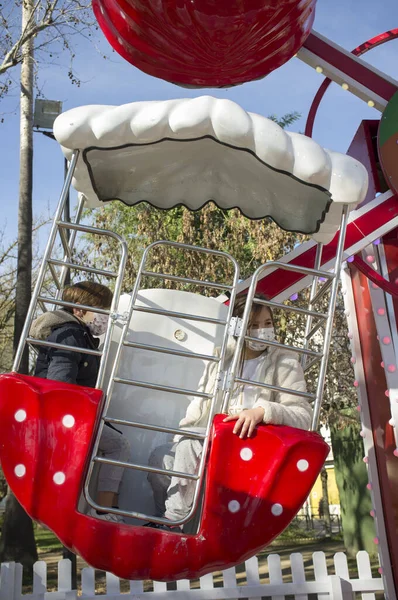 Deux Enfants Amusent Sur Une Petite Roue Ferris Noël Concentration — Photo