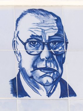 Cabra, İspanya - 19 Mayıs 2019: Camilo Jose Cela 'nın anısına seramik levha. Cabra, Cordoba, İspanya