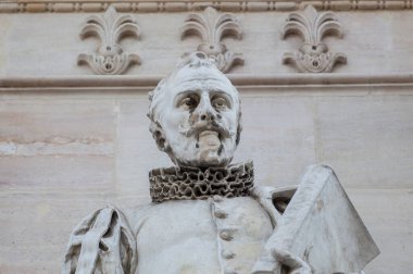 İspanya, Madrid - 6 Mart 2021 Miguel de Cervantes Saavedra heykeli. İspanya Ulusal Kütüphanesi girişi, Madrid. 1892 'de Joan Vancell Puigcercos tarafından yapıldı.