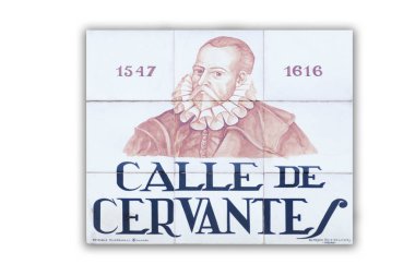 Miguel de Cervantes Saavedra sokak plaketi. Madrid Edebiyat Bölgesi. 17. yüzyılda evinin olduğu yer.
