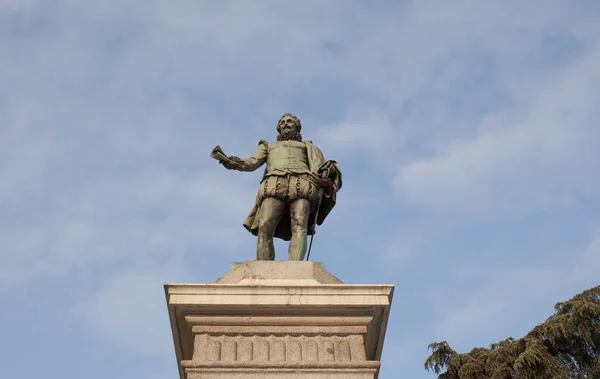 Espanha Madrid Março 2021 Estátua Miguel Cervantes Saavedra Erguido Frente — Fotografia de Stock