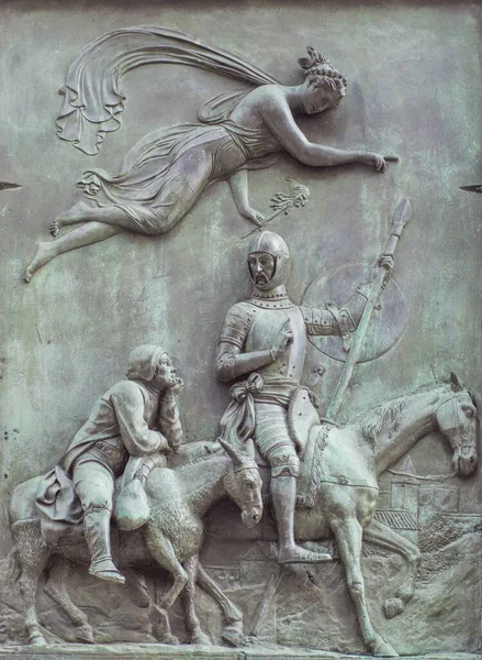 スペイン マドリード 2021年3月6日 キホーテのシーンでブロンズ救済 ピクア デュアートによる1835年の作品 狂気の女神によって駆動されます スペイン副議会前のミゲル セルバンテス記念碑 マドリード — ストック写真