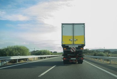 Otobanda yarı karavan taşıyan ağır bir çekici. Kamyon Yüksekliği Kısıtlamaları ve Köprü Temizliği kavramı