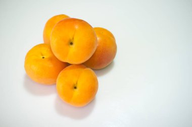 Soya, tatlı ve ekşi sos kaseleri. Soya sosu, soya, tatlı ve ekşi sos, kâseler, doğu yemekleri, ev teslimatı konsepti.