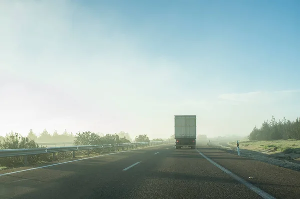 Conduire Derrière Camion Sous Brume Matinale Concept Conduite Par Mauvais — Photo