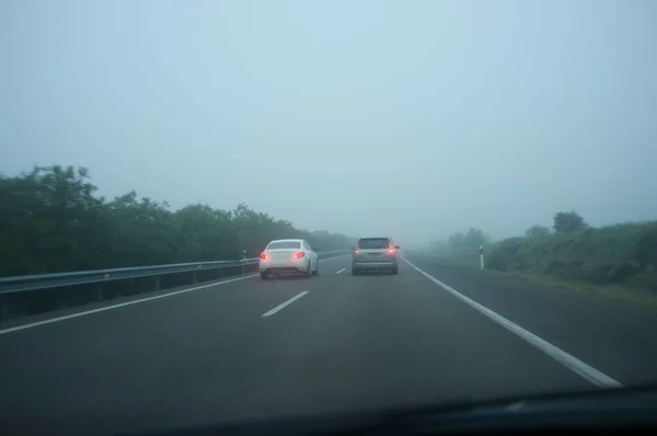 Superação Carro Com Nevoeiro Pesado Conceito Condução Mau Tempo — Fotografia de Stock