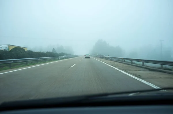 Oversteken Van Guadiana Rivier Brug Onder Dichte Mist Slecht Weer — Stockfoto