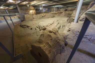 Merida, İspanya - 28 Şubat 2021: Merida 'daki Santa Eulalia Bazilikası Mezarı. Çekicinin vitrini.