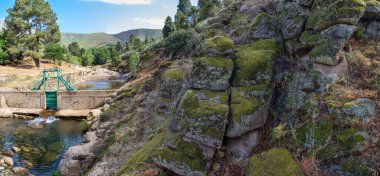 Acebo doğal yüzme havuzu. Kristal berraklığında sular Sierra de Gata tepelerinin göbeğinde yer alır. Caceres, Extremadura, İspanya