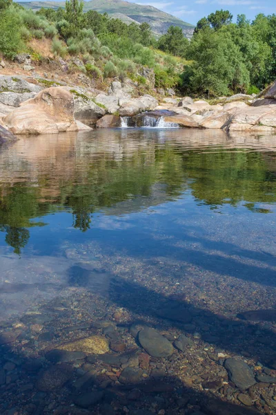 アセボ自然スイミングプール シエラ ガタの丘の中心部にある透明な水のスポット カセレス エストレマドゥーラ州 スペイン — ストック写真