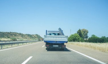 Açık büfenin arkasında sürüyorum