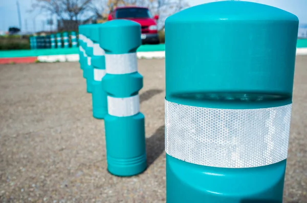 Pilonas Plástico Verde Con Cinta Reflectante Enfoque Selectivo —  Fotos de Stock
