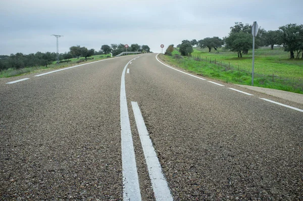 Spanska Dehesa Landsbygd Kurvig Väg Med Förändring Lutning Trafiksignal Som — Stockfoto