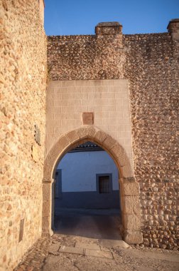 Galisteo, Alagon Vadisi 'nden güzel duvarlı bir kasaba. Puerta de la Villa, batı cephesi. Extremadura, İspanya