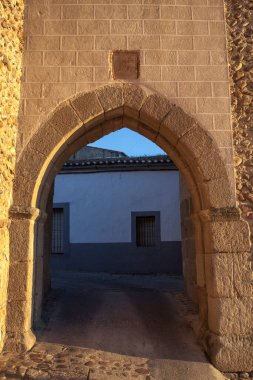 Galisteo, Alagon Vadisi 'nden güzel duvarlı bir kasaba. Puerta de la Villa, batı cephesi. Extremadura, İspanya
