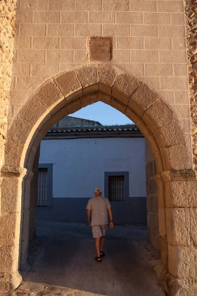 Galisteo 美丽的城墙城镇从Alagon山谷 一个成熟的男人走进了西墙 西班牙埃斯特雷马杜拉 — 图库照片