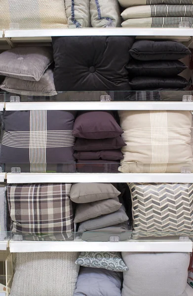 冷冰冰的灰色垫子和床上穿的架子 有选择的重点 — 图库照片