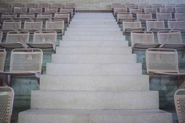 Arena Grandstand Cheio Assentos Metálicos Escadas Concreto — Fotografia de Stock