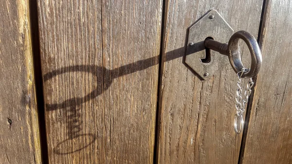 Fechadura Chave Rural Com Corrente Suspensa Chave Lança Uma Sombra — Fotografia de Stock