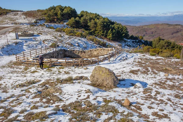Návštěvník Pozorující Starou Ohradu Lobos Nebo Vlky Garganta Extremadura Španělsko — Stock fotografie