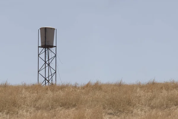 Watertank Het Midden Van Droge Weiden Gebrek Aan Watervoorraden Voor — Stockfoto