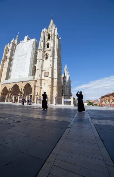 Leon Španělsko Června 2019 Mniši Navštíví Katedrálu Leon Španělsku Hlavní — Stock fotografie